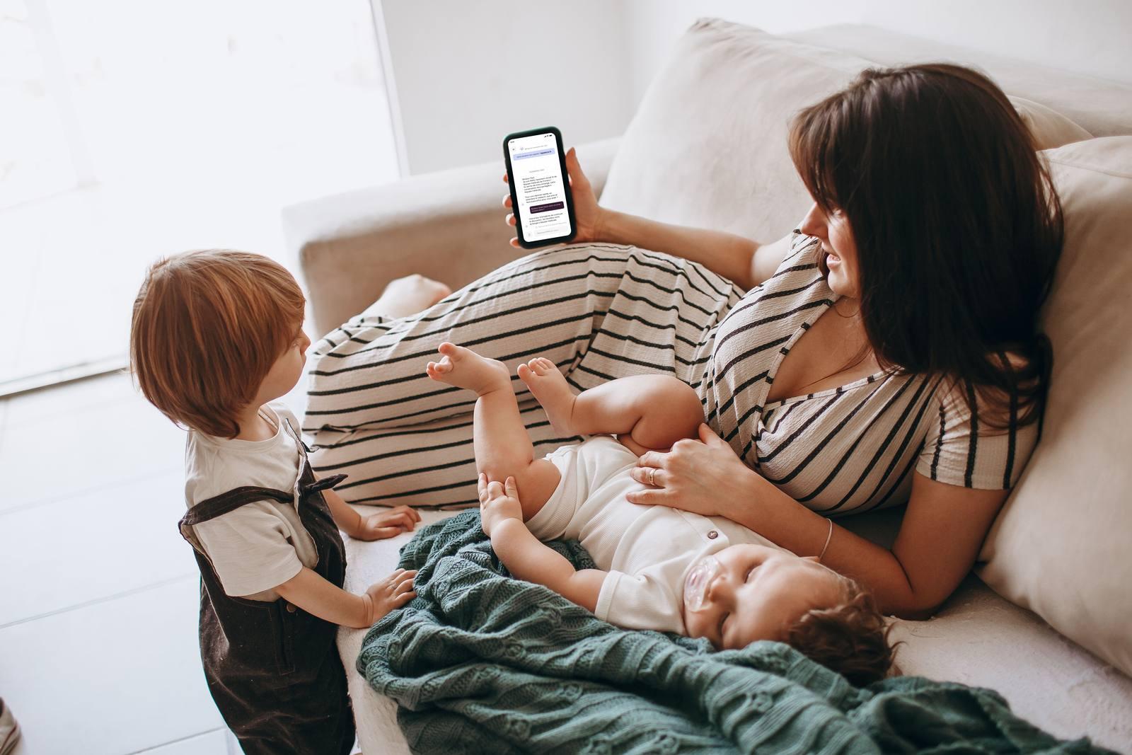 Une mère consulte Primary depuis chez elle avec ses enfants